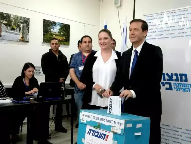 יצחק הרצוג ורעייתו מצביעים בקלפי במודיעין לבחירות במפלגת העבודה, ינואר 2015 (יח"צ)
