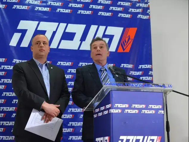 השופט יעקב שמעוני והמזכ"ל חיליק בר עוברים על תוצאות הבחירות, ינואר 2015 (ראובן קסטרו)