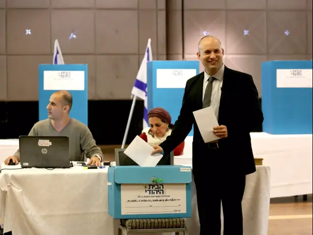 נפתלי בנט מצביע בבחירות לבית היהודי, ינואר 2015 (טלי מאייר)