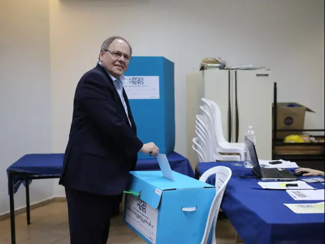 דני דיין מצביע באלון שבות בפריימריז לבית היהודי, ינואר 2015 (ראובן קסטרו)
