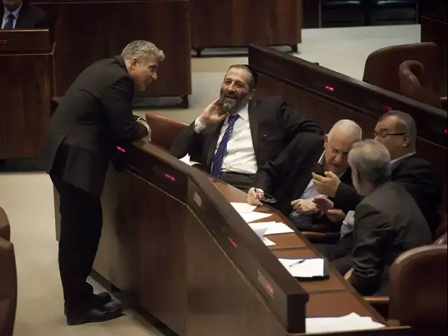 אריה דרעי ויאיר לפיד במליאת הכנסת ביום השבעת הממשלה, מרץ 2013 (טלי מאייר)