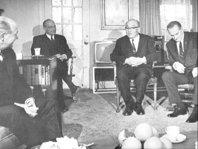 לוי אשכול בחווה של לינדון ג'ונסון – סטנוול, טקסס, ינואר 1968 (AP)