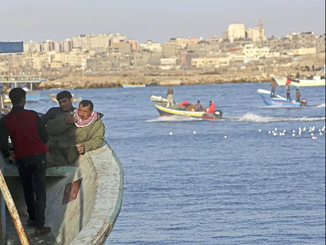 דייגים פלסטינים מול חופי עזה, פברואר 2015 (AP)