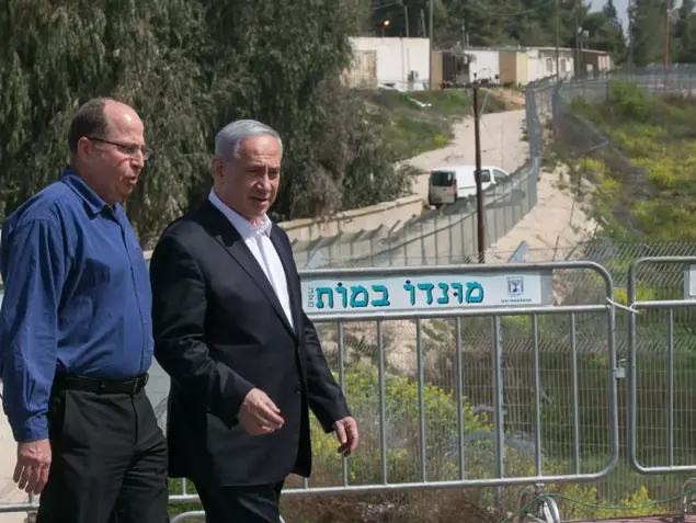 ראש הממשלה ביבי נתניהו ושר הבטחון בוגי יעלון מקבלים סקירה בטחונית באוגדת איו"ש ליד בית אל, מרץ 2015 (מערכת וואלה! NEWS , אוהד צויגנברג)