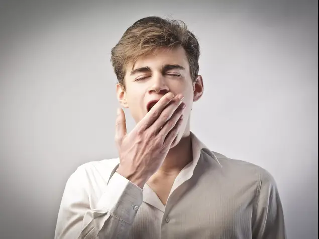 גבר מפהק (ShutterStock)