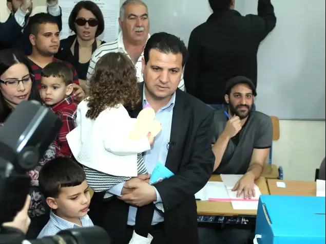 עו"ד איימן עודה יו"ר המפלגה המשותפת מצביע בבחירות 2015, חיפה. 17 במרץ 2015 (אדריאן הרבשטיין)