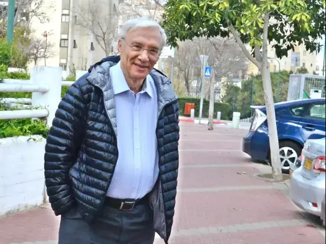 פרופסור קמיל פוקס ביום הבחירות בתל אביב, 17 במרץ 2015 (ניב אהרונסון)