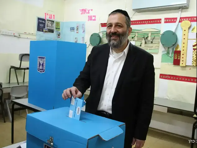 אריה דרעי יו"ר ש"ס מצביע בבחירות 2015, בירושלים. 17 במרץ 2015 (יח"צ , דוברות המפלגה / יעקב כהן)