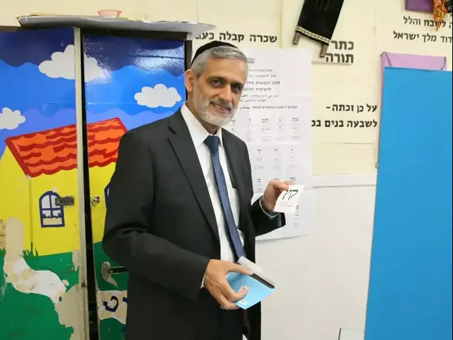 אלי ישי יו"ר העם איתנו מצביע בבחירות 2015, בירושלים. 17 במרץ 2015 (מערכת וואלה! NEWS)