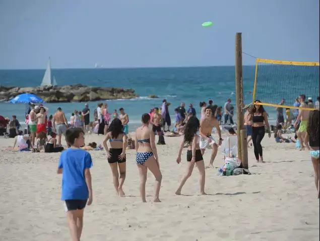 אזרחים מבלים ביום הבחירות בים, 17 במרץ 2015 (ראובן קסטרו)