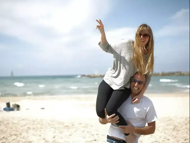אזרחים מבלים ביום הבחירות בים, 17 במרץ 2015 (דרור עינב)