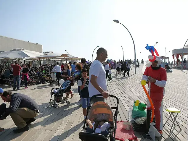 תושבים מבלים בנמל תל אביב, 17 במרץ 2015 (דרור עינב)