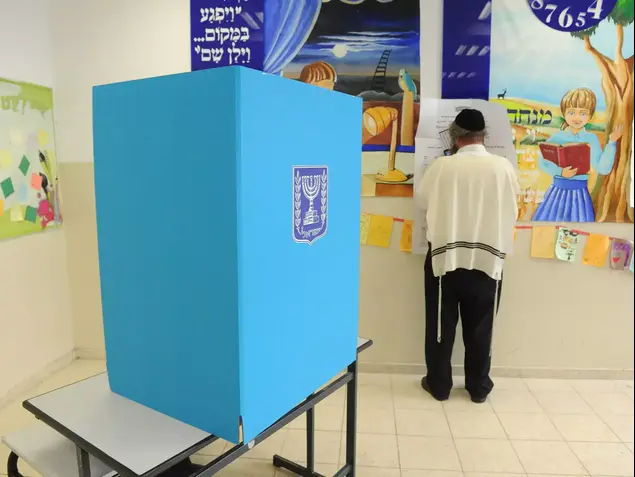 חרדים מצביעים בבני ברק, 17 במרץ 2015 (ראובן קסטרו)