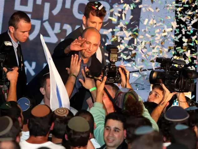 יו"ר הבית היהודי נפתלי בנט נואם במטה לאחר תוצאות המדגם, מרץ 2015 (קובי אליהו)