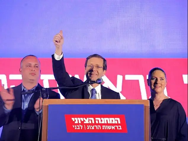 יצחק הרצוג וציפי לבני במטה המפלגה בתל אביב, מרץ 2015 (דרור עינב)