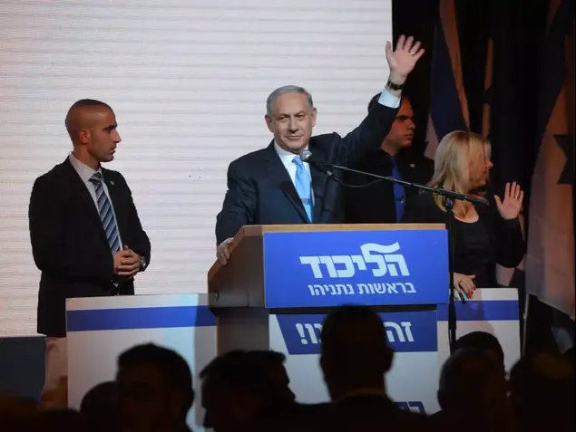 עמיר בניון ותומכי הליכוד בגני התערוכה בהכרזה על התוצאות, 17 במרץ 2015 (ראובן קסטרו)