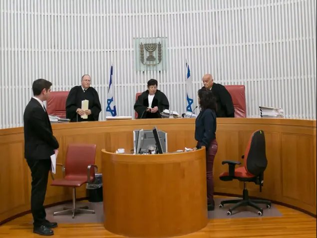 שופטי בית המשפט העליון סלים ג'ובראן, מרים נאור ואליקים רובינשטיין בדיון הבוקר, אפריל 2015 (נועם מושקוביץ)