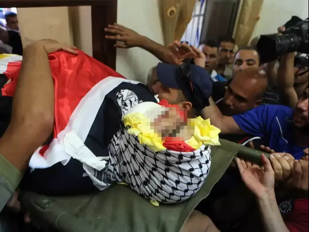 הלווייתו של הפלסטיני שנורה בידי מח"ט בנימין לאחר שיידה אבנים, יולי 2015 (יותם רונן)