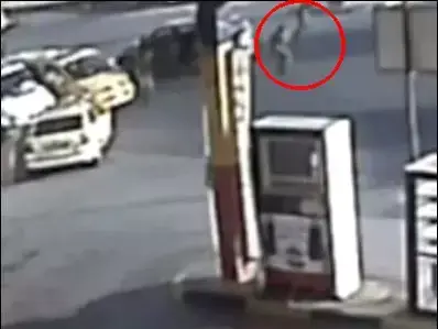 תיעוד: מח"ט בנימין יורה למוות בפלסטיני שיידה אבנים אל רכבו (צילום מסך)