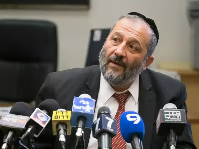 השר אריה דרעי, ישיבת סיעת ש"ס, 13 ביולי 2015 (יותם רונן)