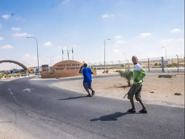מתקן חולות, מרכז שהייה למסתננים. אוגוסט 2015 (יותם רונן)