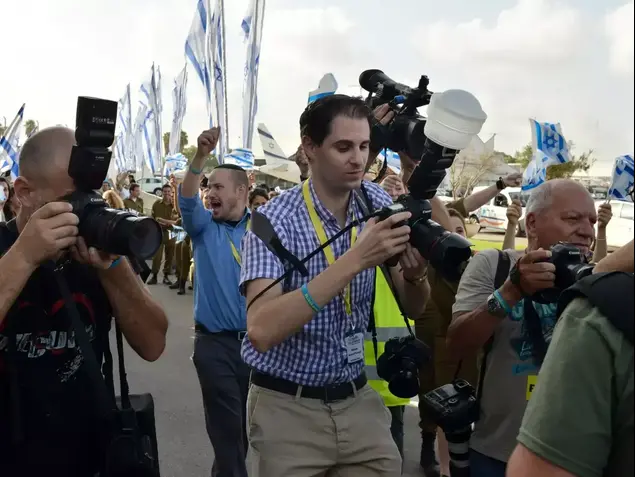 צלמים בטרפת (ניב אהרונסון)