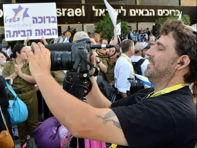 צלם וקהל (ניב אהרונסון)