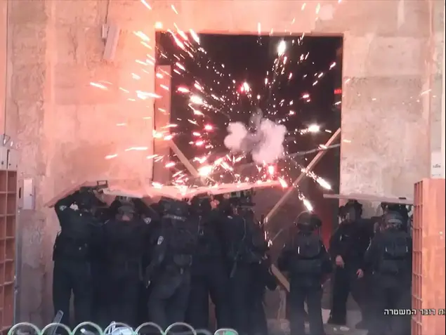 צעירים ערבים יידו אבנים וירו זיקוקים, שוטרים פרצו למתחם (חטיבת דובר המשטרה)