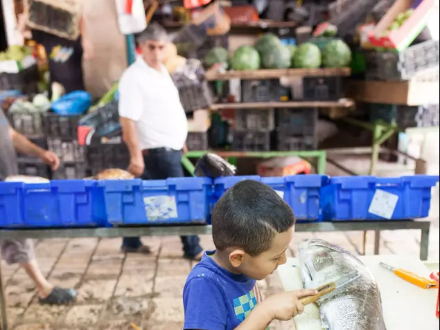 מיכאל גרטופסקי מסייר בעיר עכו (על השולחן , דניאל לילה)