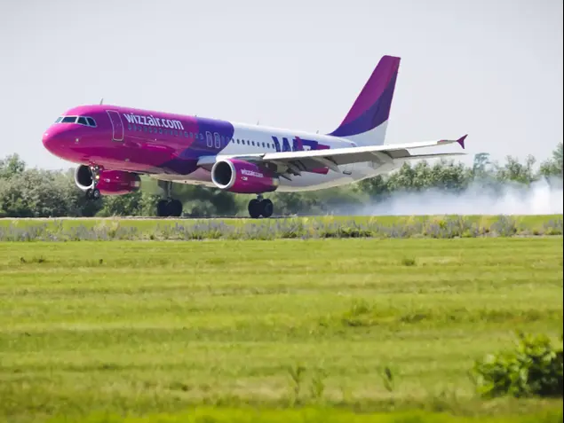 מטוס לואו-קוסט wizz air בהונגריה, נובמבר 2015 (AP)