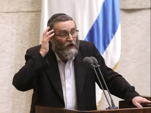 חבר הכנסת, משה גפני, בישיבת הכנסת בהצבעה על חוק תקציב המדינה. נובמבר 2015 (מערכת וואלה! NEWS , דוברות הכנסת)