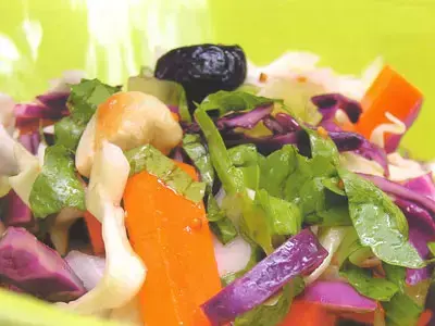 סלט כרוב ( עופרי זוטא ) (על השולחן)