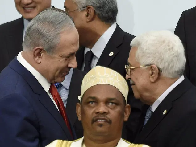 ראש הממשלה בנימין נתניהו לוחץ יד ליו"ר הרשות הפלסטינית אבו מאזן בוועידת האקלים בפריז, נובמבר 2015 (רויטרס)