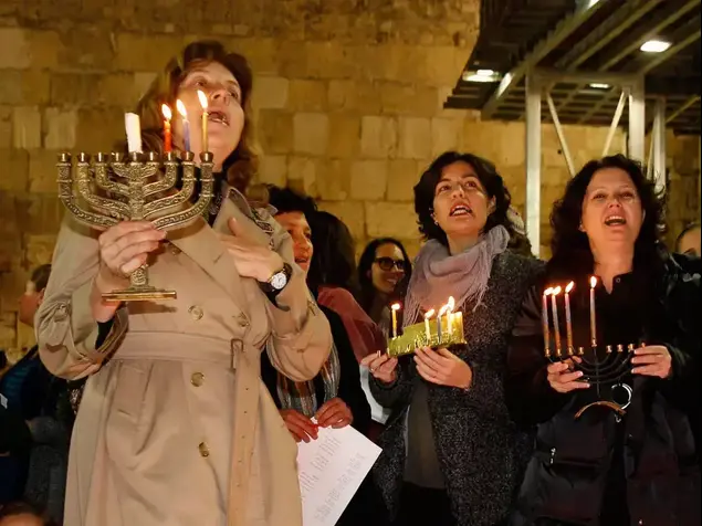 הדלקת נרות חנוכה בטקס הבלתי רשמי שיזמו נשות הכותל בעזרת הנשים בכותל, דצמבר 2014 (מערכת וואלה! NEWS , דניאל שטרית)