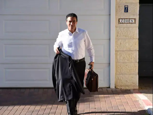 יוסי כהן, ראש המוסד הנכנס, מחוץ לביתו. מודיעין. 8 בדצמבר 2015 (ראובן קסטרו)