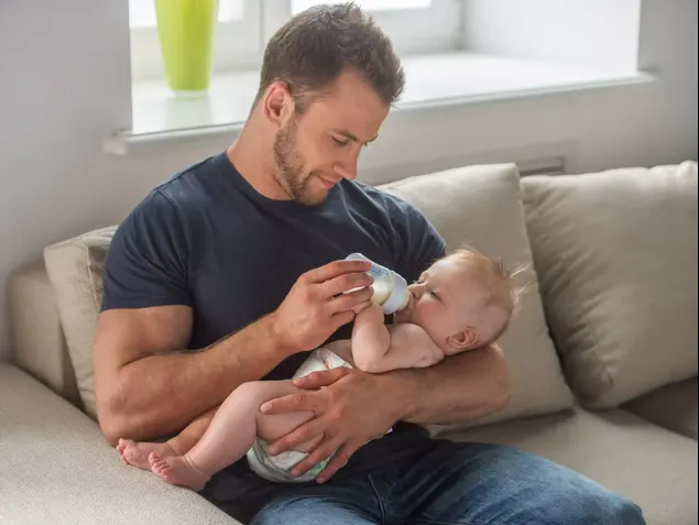 תינוק אוכל (ShutterStock)