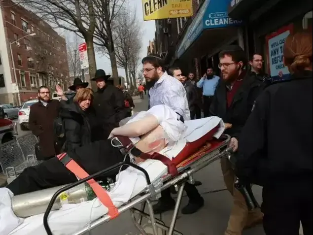 אדם חרדי נדקר בקראון היטס שבברוקלין, ניו יורק. פברואר 2016 (צילום מסך)