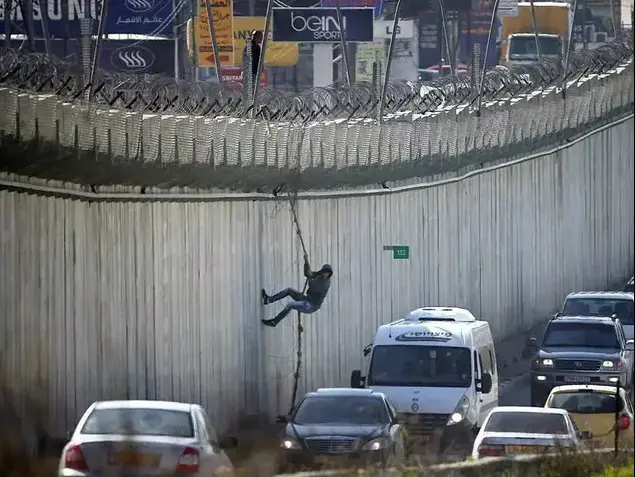 מסתננים קופצים מעבר לגדר ההפרדה, צפון ירושלים. מרץ 2016 (צילום מסך)