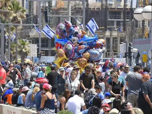 מטיילים במטס חיל האוויר לרגל יום העצמאות בחוף הים בתל אביב, 12 במאי 2016 (ראובן קסטרו)