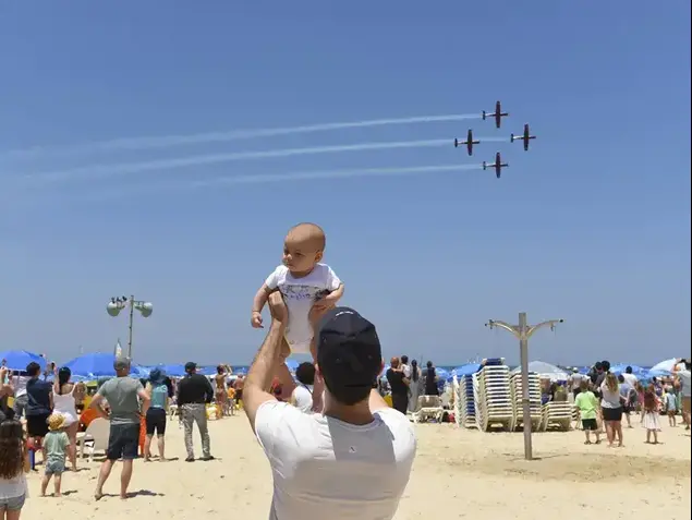 מטיילים במטס חיל האוויר לרגל יום העצמאות בחוף הים בתל אביב, 12 במאי 2016 (ראובן קסטרו)