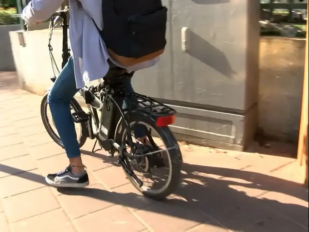 תקנות האופניים החשמליים נכנסו לתוקף - אך הנערים ממשיכים לנסוע: "אין אכיפה" (ניב אהרונסון)