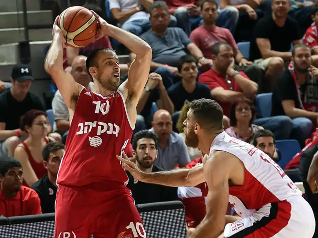 שחקן הפועל ירושלים יותם הלפרין מול שחקן הפועל תל אביב רביב לימונד (ברני ארדוב)