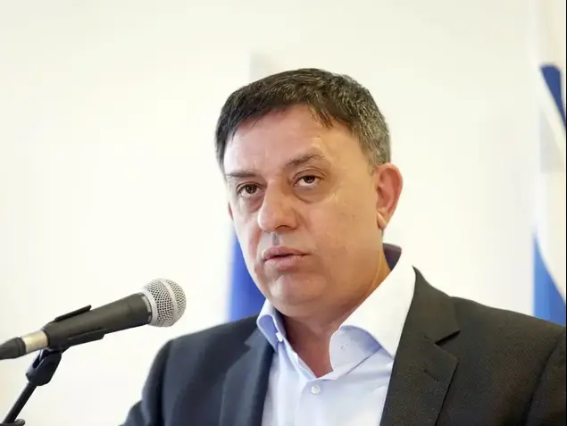 השר להגנת הסביבה אבי גבאי במסיבת עיתונאים על התפטרותו, 27 במאי (מגד גוזני)