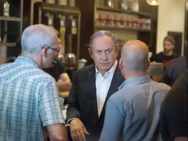 ראש הממשלה בנימין נתניהו בזירת פיגוע הירי במתחם שרונה, תל אביב. יוני 2016 (ניב אהרונסון)
