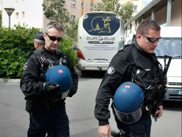כוחות ביטחון צרפתיים עוצרים אוטובוס של אוהדי נבחרת רוסיה, יורו 2016 (רויטרס)