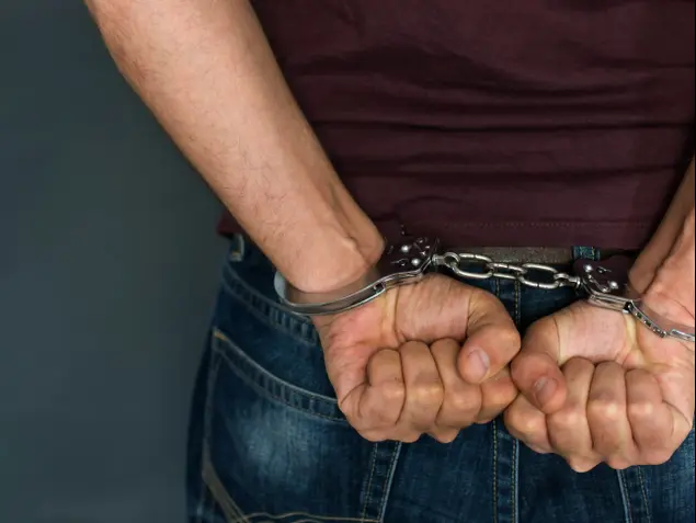 אילוסטרציה גבר אזוק (ShutterStock)