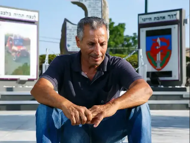 נחמיה ניני באנדרטה לזכרו של סמ"ר דוד חיים ניני ז"ל. שתולים יולי 2016 (לירון מולדובן)