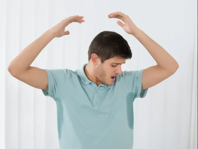 גבר מזיע (ShutterStock)