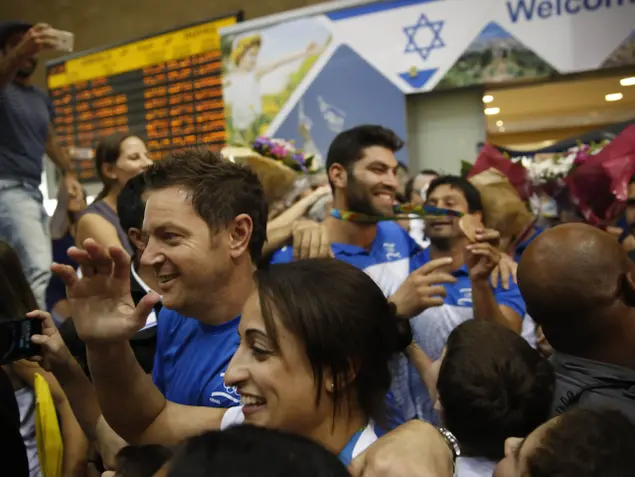 הג'ודוקא, אורי ששון, ירדן ג'רבי בנמל התעופה בן גוריון יחד עם המאמנים שני הרשקו, אורן סמדג'ה (מגד גוזני)