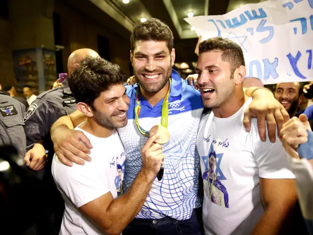 הג'ודוקא אורי ששון עם המדליה בשדה התעופה עם קהל האוהדים (מגד גוזני)